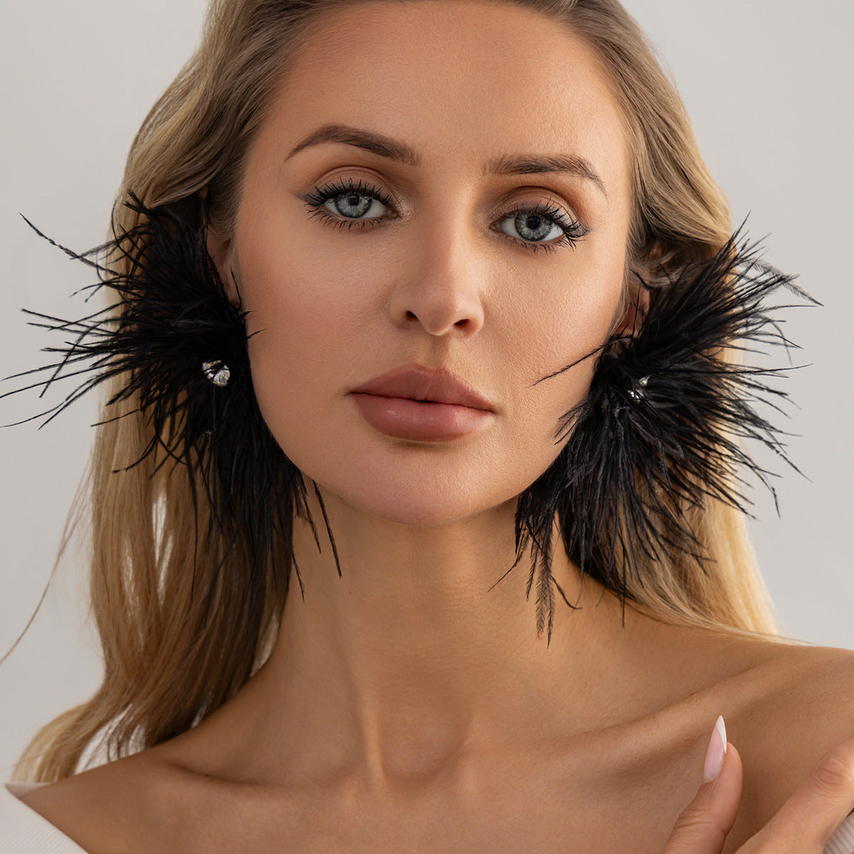 Planderful Vienna Verve Feather Flower Stud Earrings With Fluffy Zircon Accents For Trendsetting Fashion Lovers