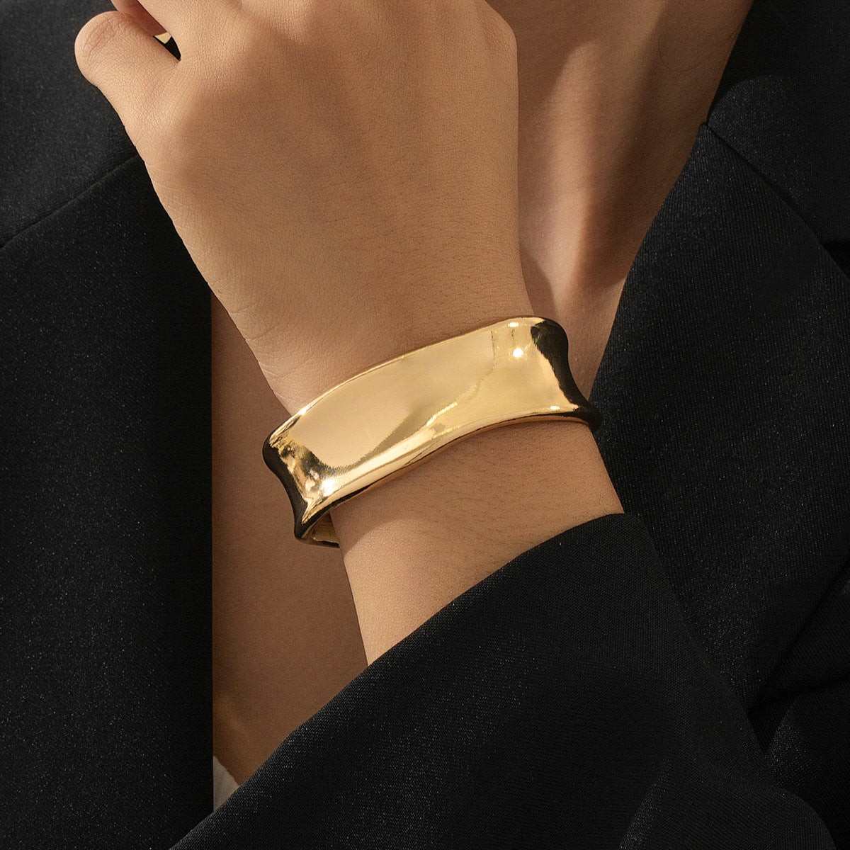 Planderful Vienna Verve Bracelet – Fashionable Metal Texture Design