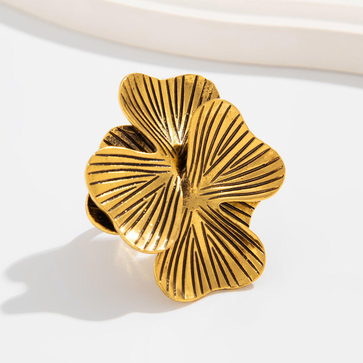 Planderful Vienna Verve Ring – Elegant Hollow Flower Design