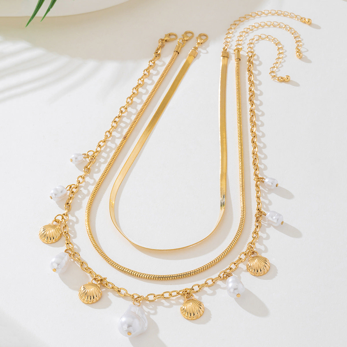 Planderful Vienna Verve Necklace – Elegant Metal Chain with Imitation Pearl Pendant