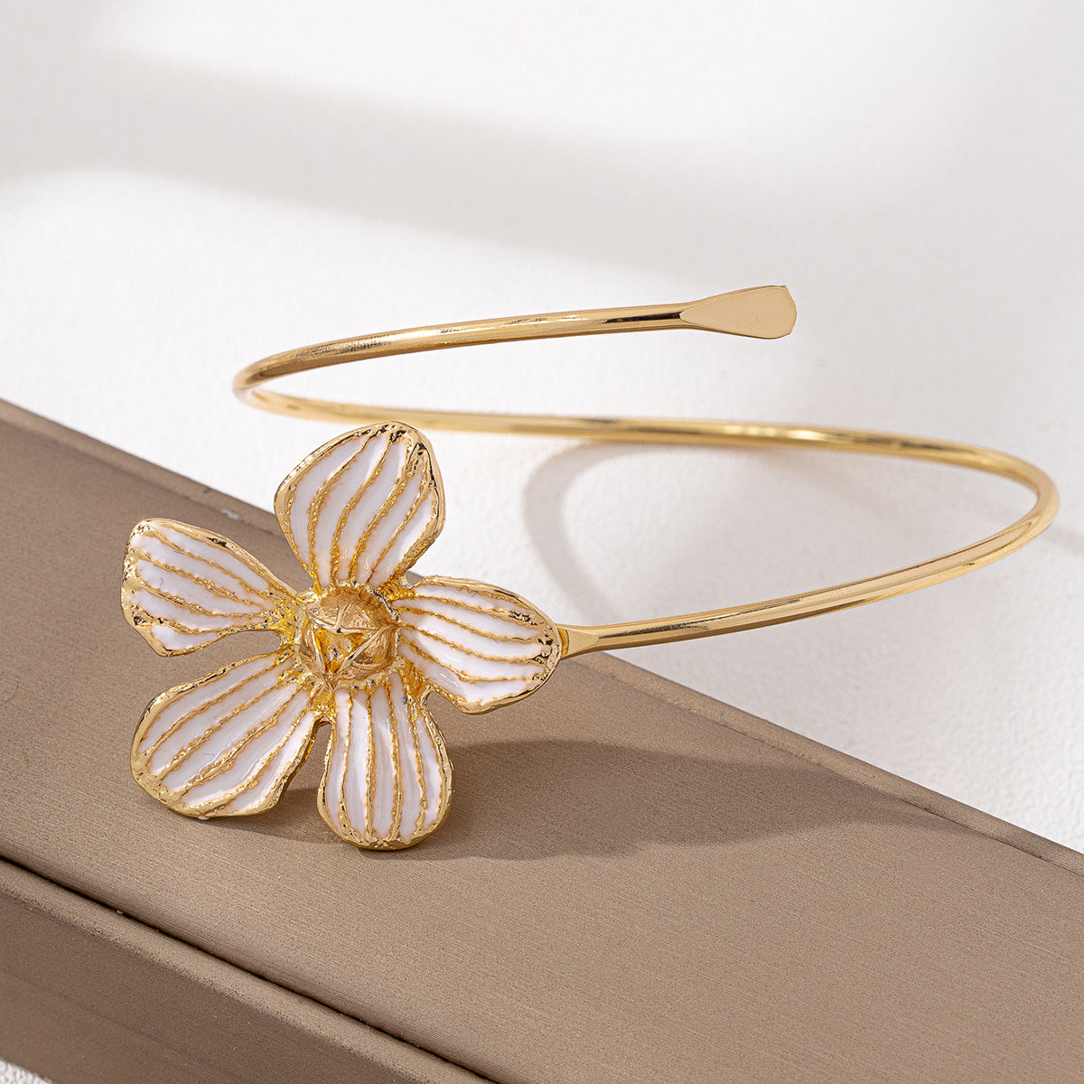 Planderful Vienna Verve Bracelet – Fashionable Metal Flower Design