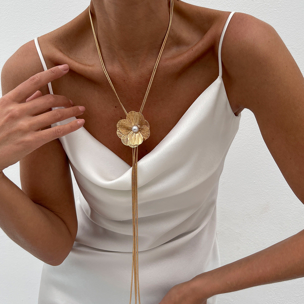 Planderful Vienna Verve Necklace – Elegant Hollow Flower Design