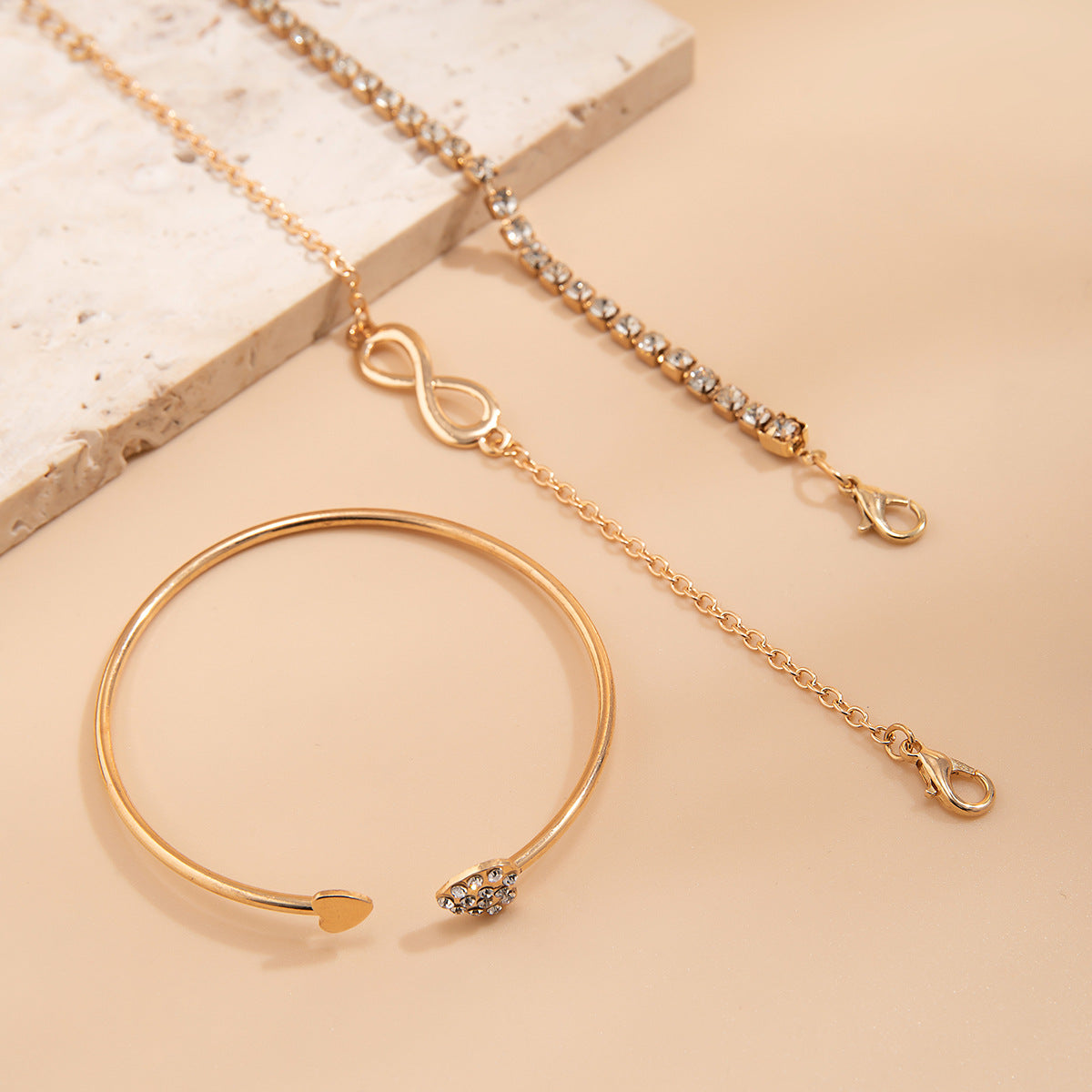 Retro Love Charm Bracelet with 8-shaped Diamond Chain and Geometric Water Diamond Inlays