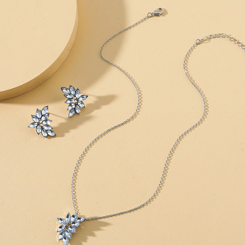 Exquisite Leaf Jewelry Set with Japanese and Korean Influence, Elegant Pendant Design, Stylish Necklace and Earrings Duo