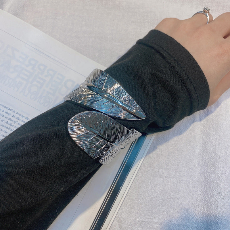 Leafy Charm Bracelet - Vintage Style Zinc Alloy Wristlet by Planderful	Collection