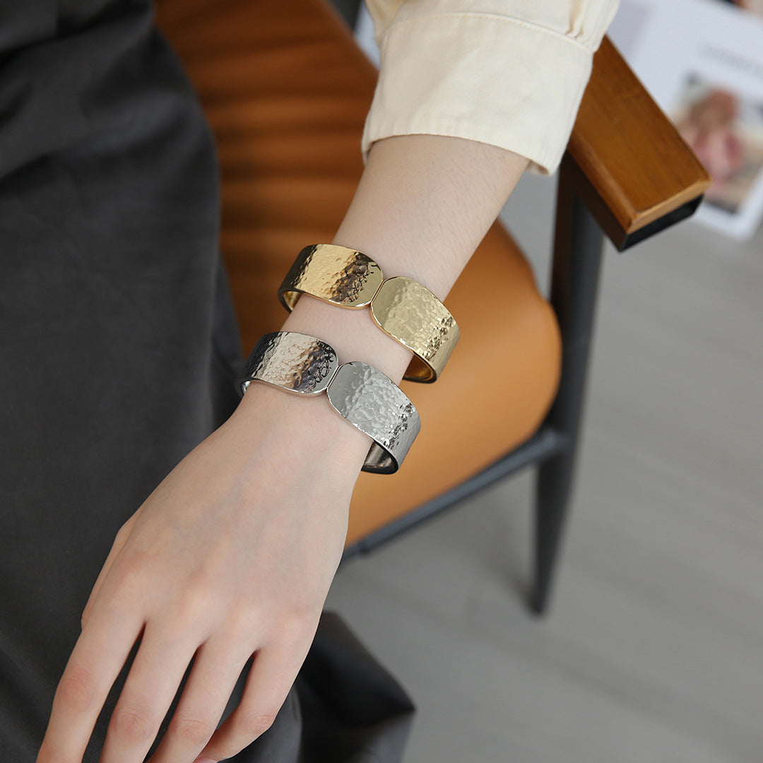 Planderful Vienna Verve Bracelet – Elegant Gold Textured Design