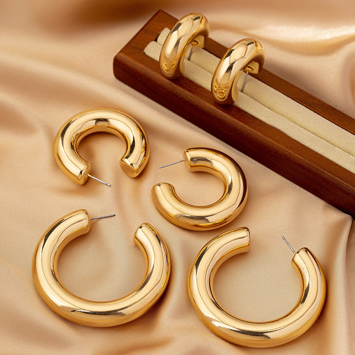 Planderful Vienna Verve Earrings Set – Stylish Retro C-Shaped Design