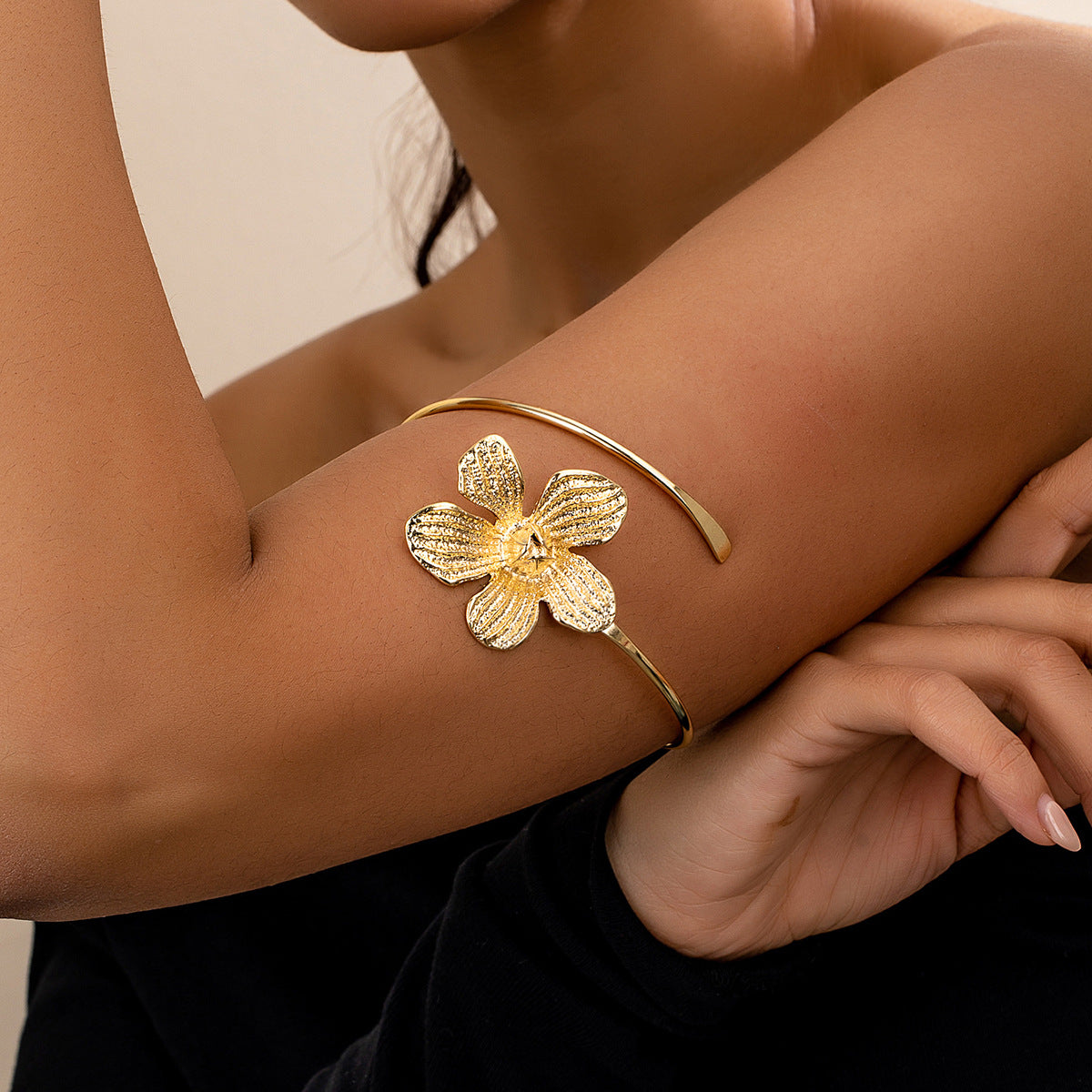 Planderful Vienna Verve Bracelet – Fashionable Metal Flower Design