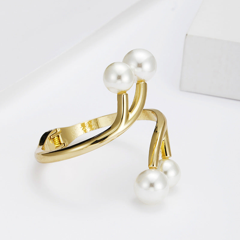 European Style Exquisite Pearl Bracelet with Irregular Gold-plated Zinc Alloy Accents