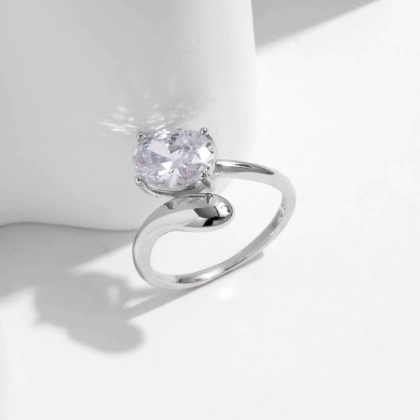 Planderful Everyday Genie Zircon Ring – Elegant Serpentine Design