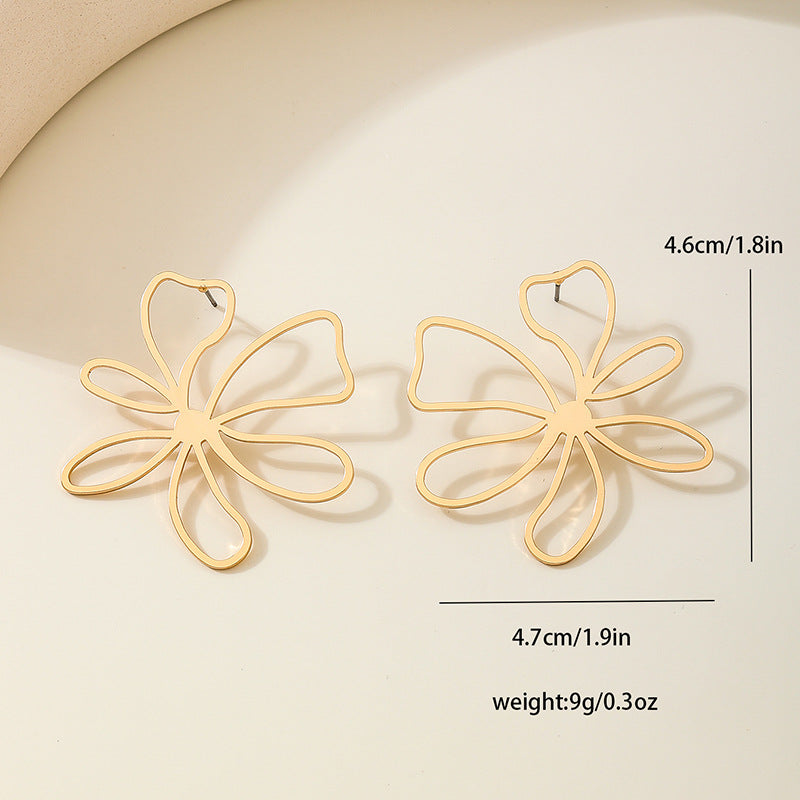 Planderful Vienna Verve Earrings – Fashionable Minimalist Design with Golden Flowers