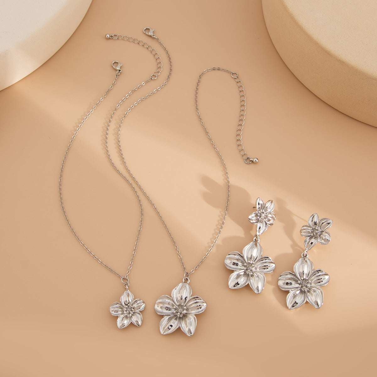 Planderful Vienna Verve Flower Pendant Set – Retro Three-Dimensional Design