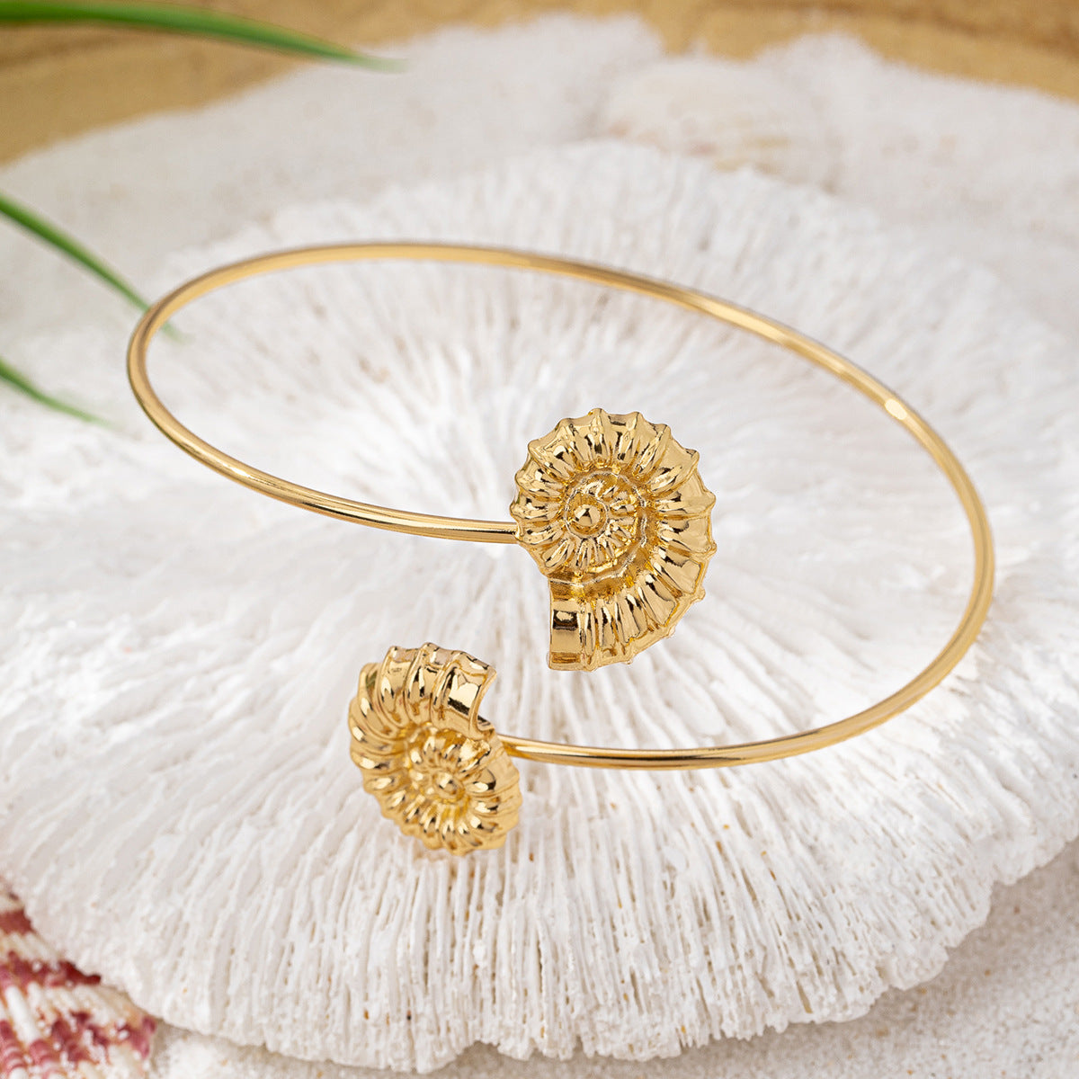 Planderful Vienna Verve Conch Arm Ring – Stylish Beach Accessory for Women