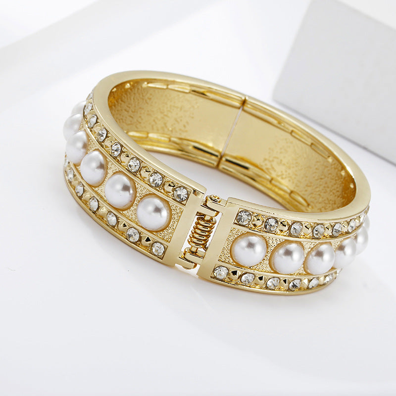 Gilded Circle Pearl Bracelet - Bold European & American Fashion Statement