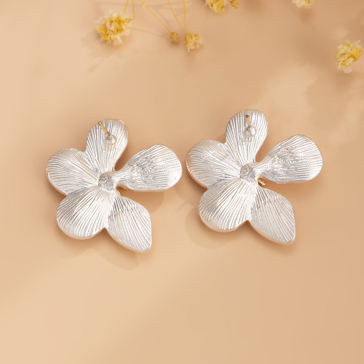 Planderful Vienna Verve Ginkgo Leaf Stud Earrings – Elegant Metal Texture with Imitation Pearl Accents