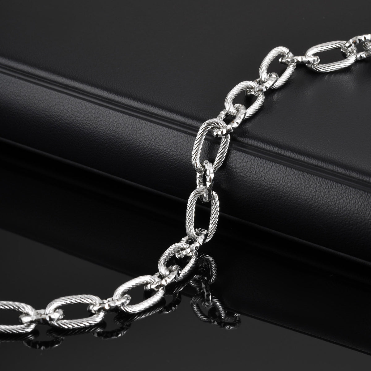 Men's – Stainless Steel Embossed Interlocking Bracelet Steel Color