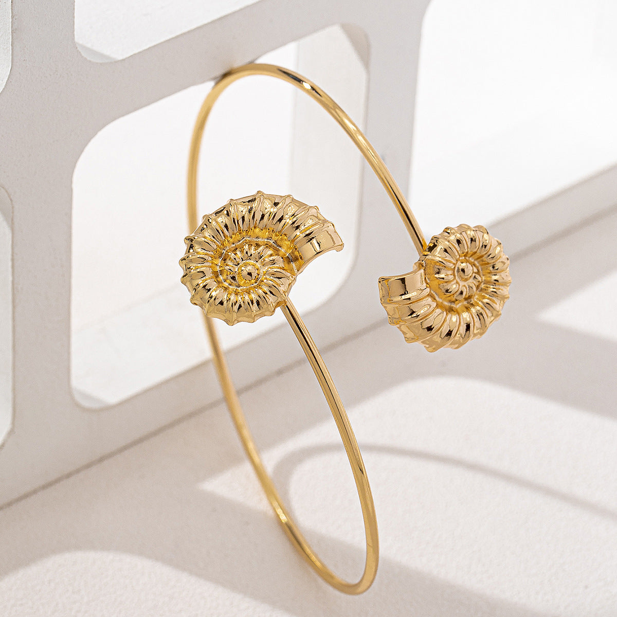 Planderful Vienna Verve Conch Arm Ring – Stylish Beach Accessory for Women