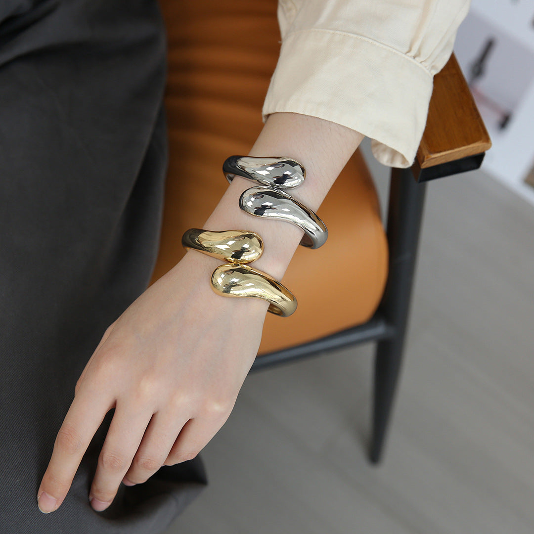 Planderful Vienna Verve Bracelet – Glossy Gold Cross Retro Design