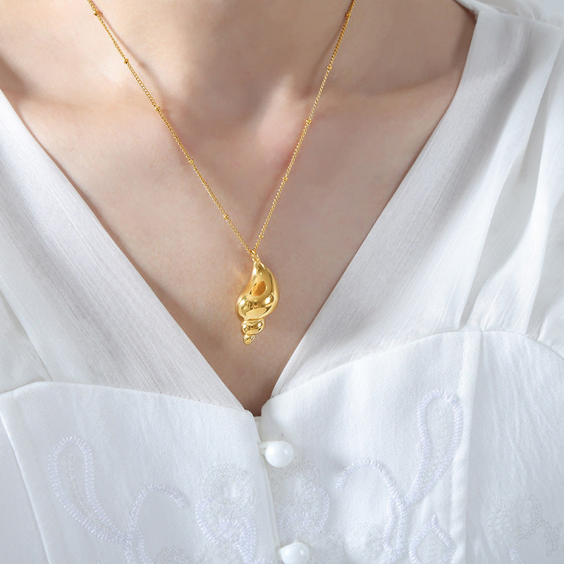 Luxurious Conch Pendant Necklace in Titanium Steel - Fashionable Holiday Jewelry