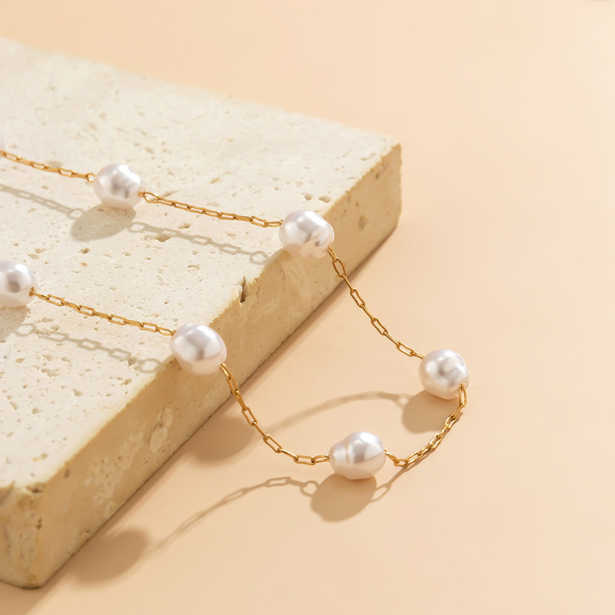 Planderful Vienna Verve Necklace – Elegant Y-Shaped Imitation Pearl Design