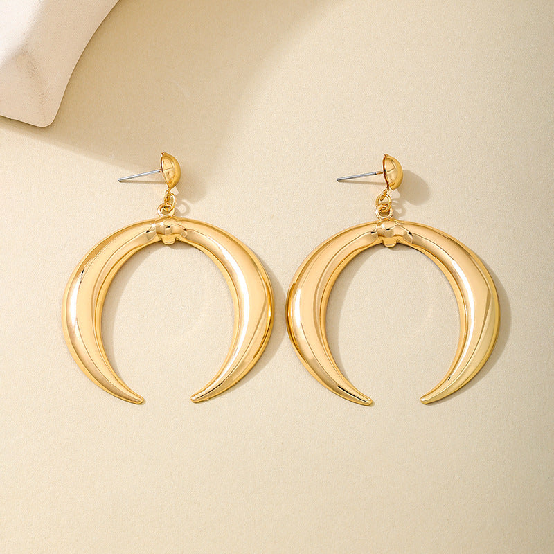 Planderful Vienna Verve Earrings – Fashionable Gold Crescent Design