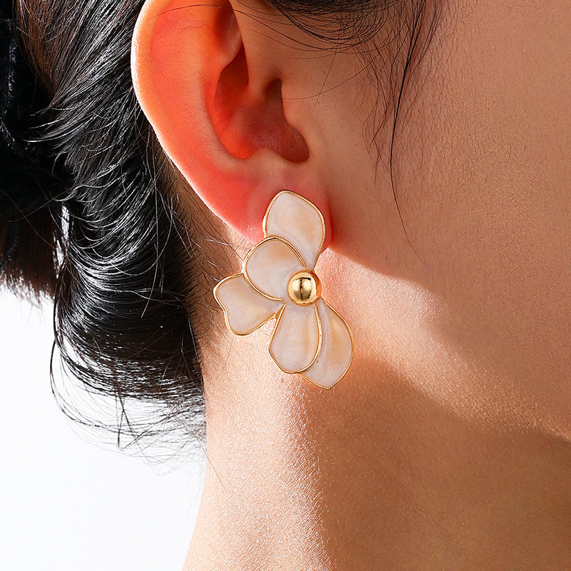 Planderful Vienna Verve Earrings – Fashionable Summer Trends with Half-Sided Flowers