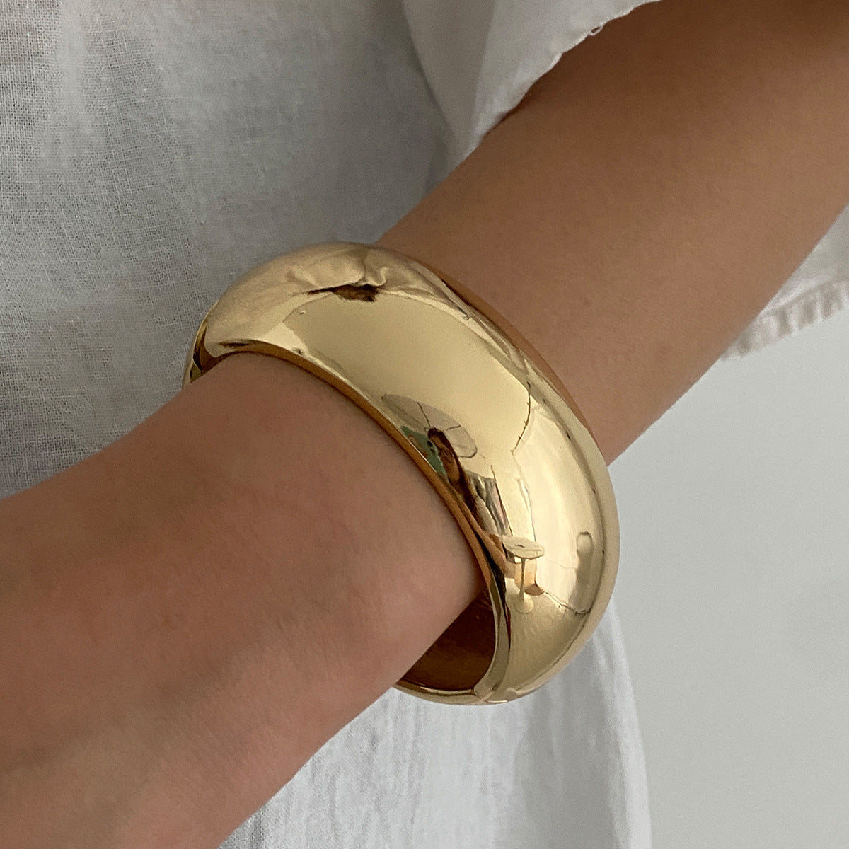 Design Light-Sensitive Surface Ring Opening Bracelet Smudging Irregular Bracelet