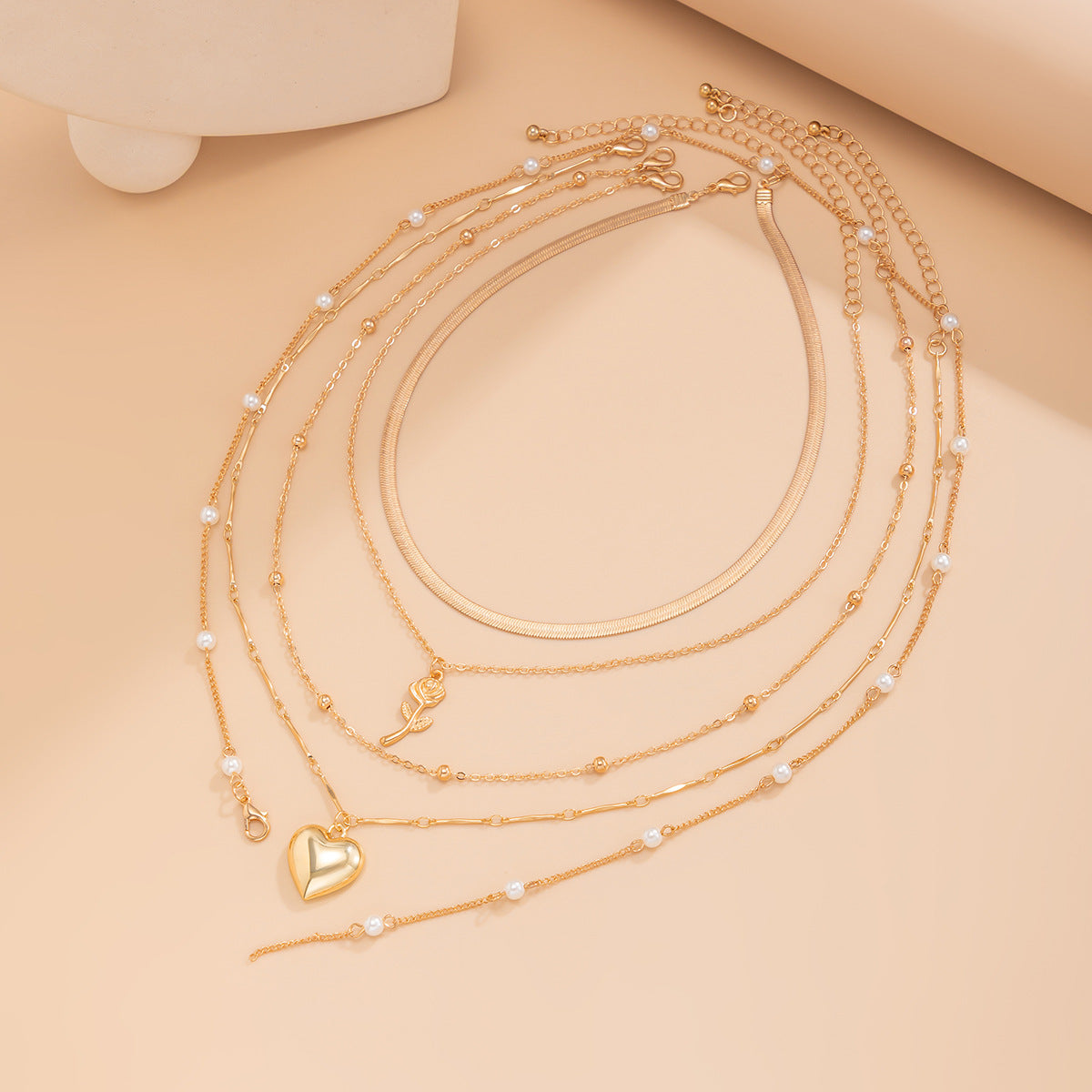 Planderful Vienna Verve Necklace – Elegant Imitation Pearl and Heart-Shaped Design