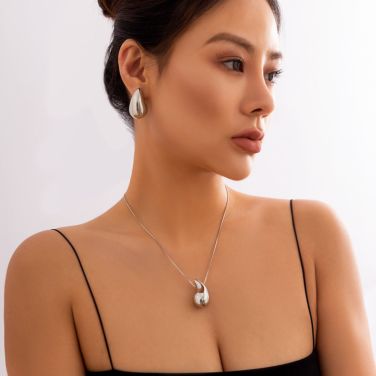 Exaggerated Ins Party Drop Smooth Necklace with Large Teardrop Comma – Cross-border Jewelry Inspired by Europe and The United States