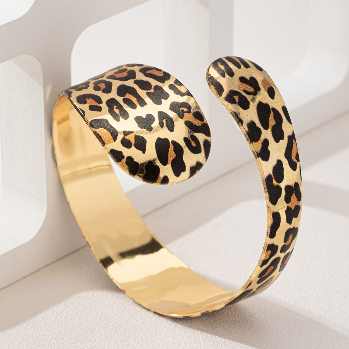 Planderful Vienna Verve Arm Ring – Fashionable Leopard Print Design
