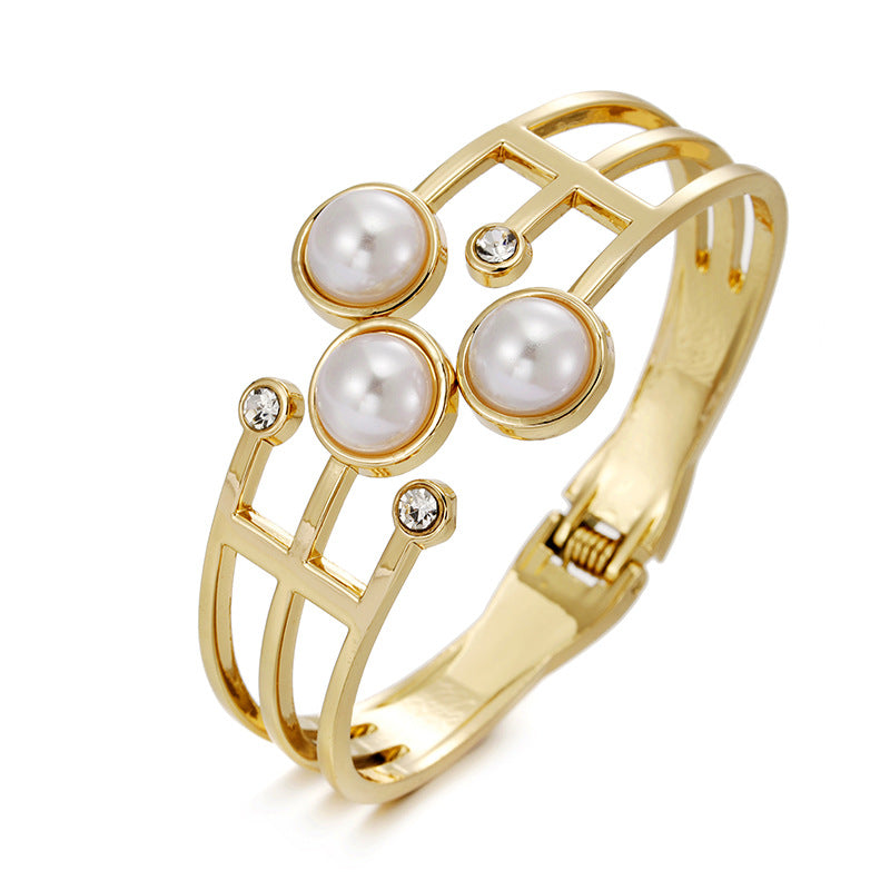 Dynamic European Charm Gold Bracelet with Unique Design