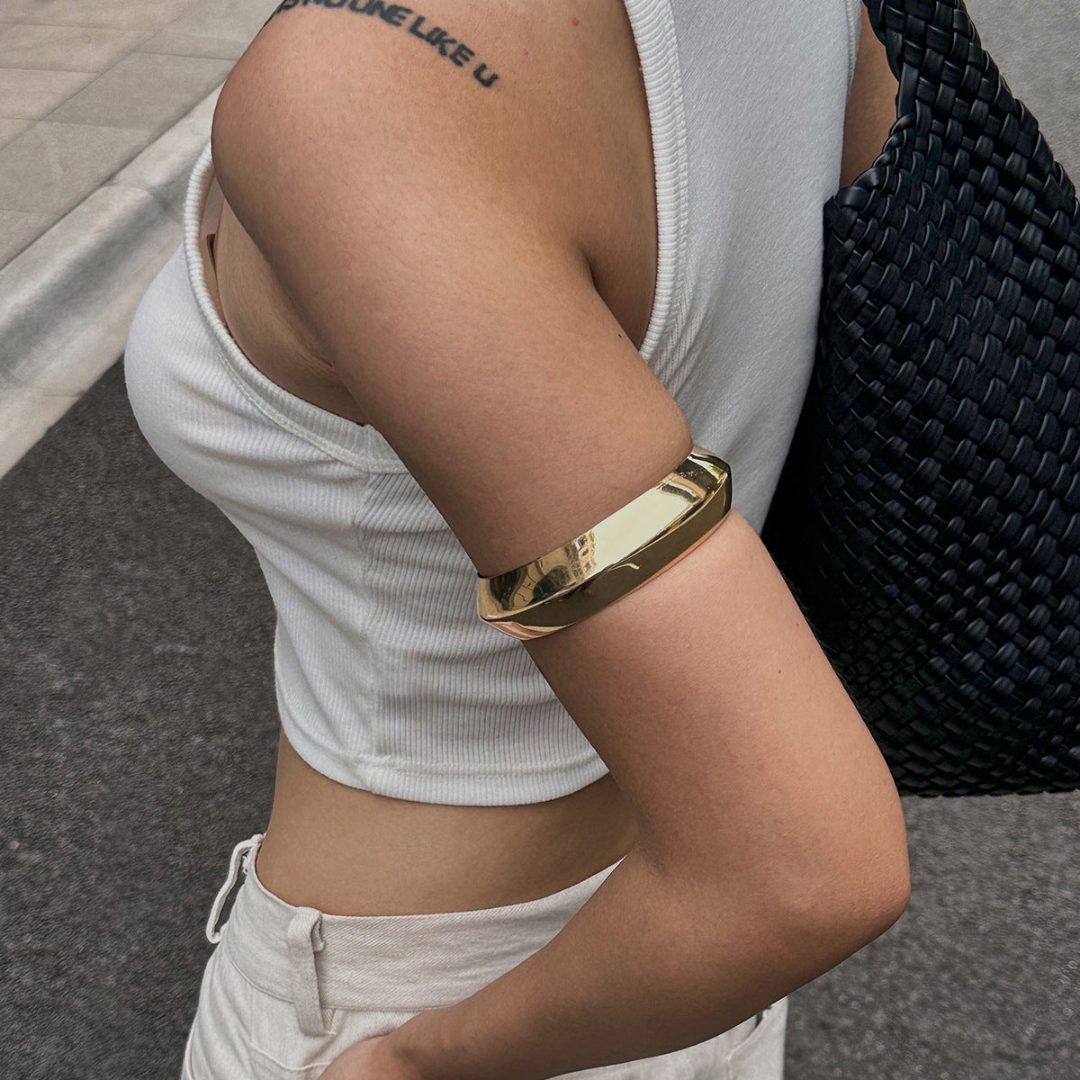 Planderful Personalized Arm Bracelet Curved Smooth Metal Design For Women Elegant Statement Jewelry Vienna Verve