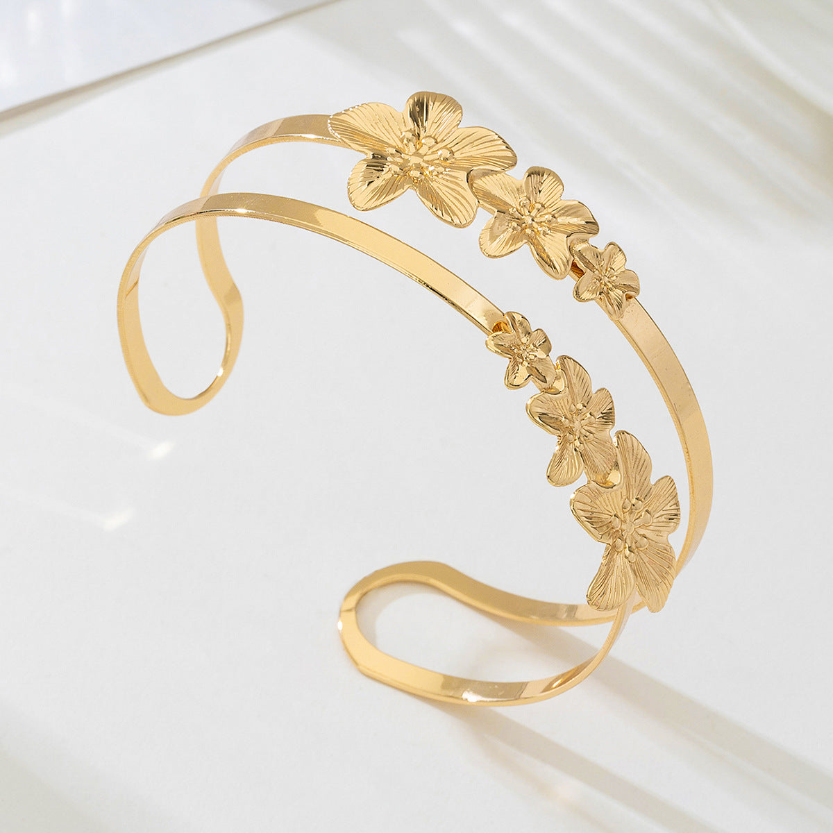Planderful Vienna Verve Bracelet – Charming Five-Petaled Flower Design