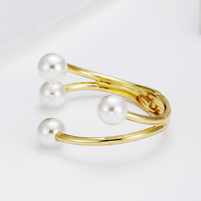Chic Irregular Pearl and Gold-Plated Alloy Bracelet for Fashionistas