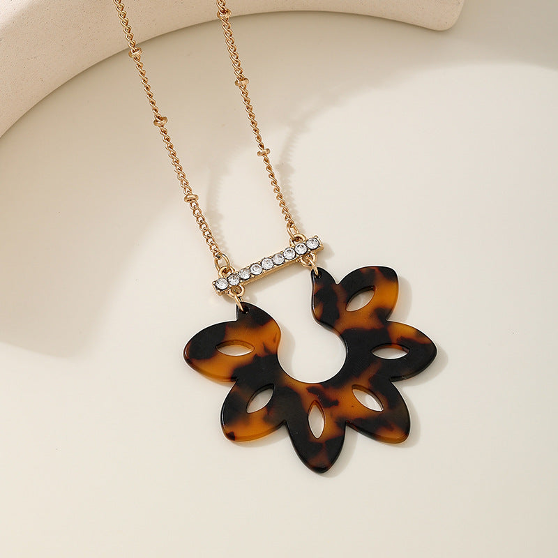 Planderful Vienna Verve Necklace – Versatile Acrylic Leopard Print Design