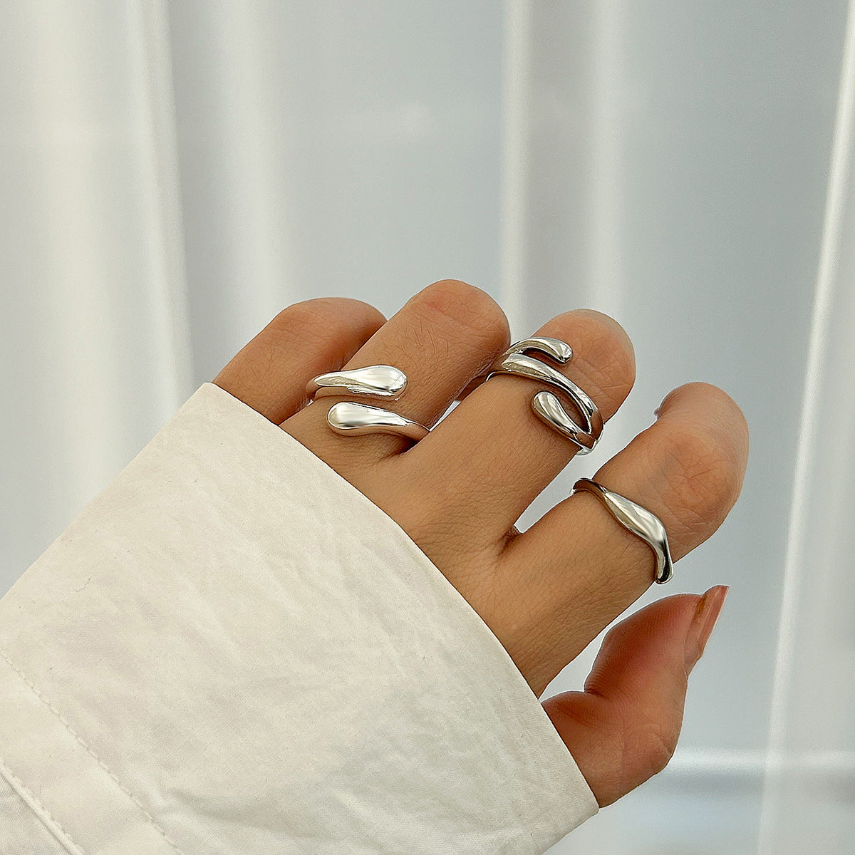 Planderful Vienna Verve Ring Set – Unique Hollow Liquid Design