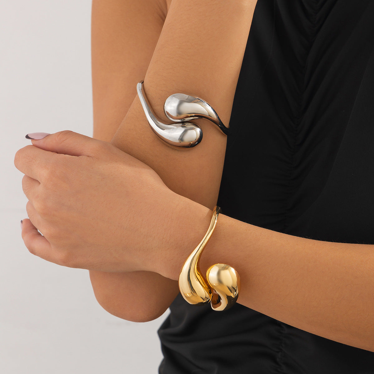 Hot-Selling Hug Open Bracelet Bracelet Alloy Smooth Surface Symmetrical Water Drop Spring