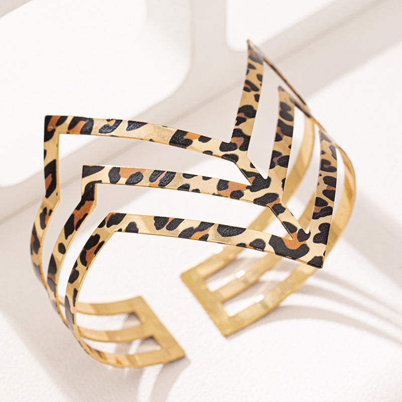 Planderful Vienna Verve Bracelet – Fashionable Metal V-Shaped Leopard Print Design