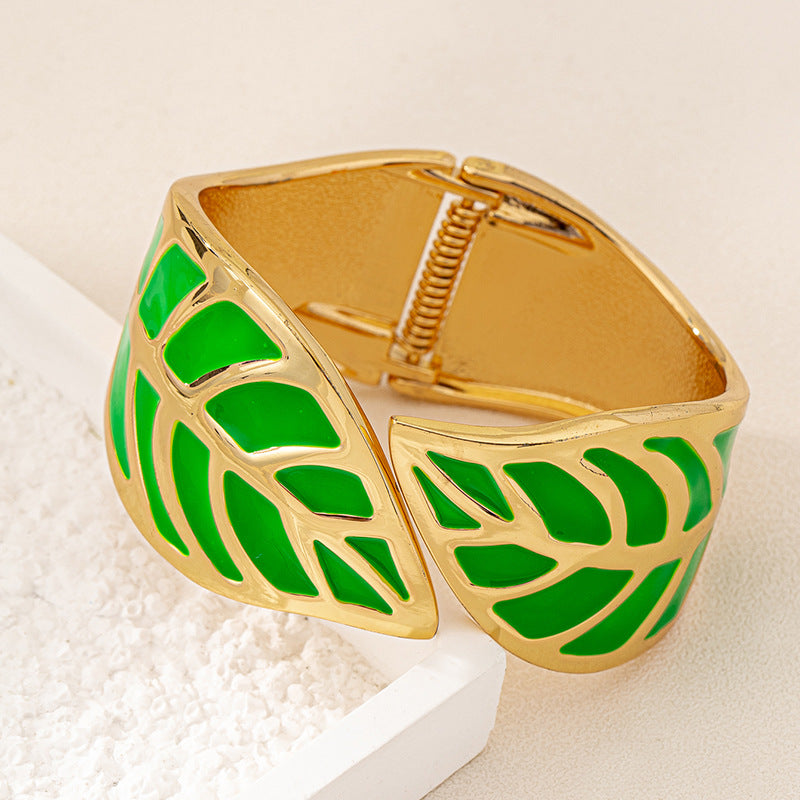 Planderful Vienna Verve Bracelet – Fashionable Metal Design with Green Leaves