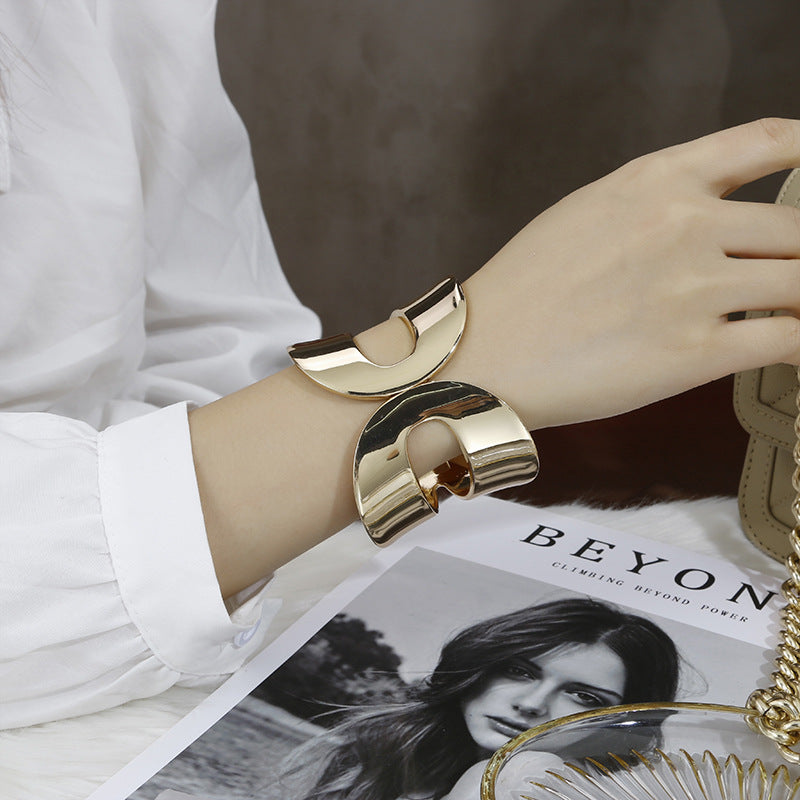 Fashionable Cross Border Metal Handicraft Bracelet for Women By Da Guang