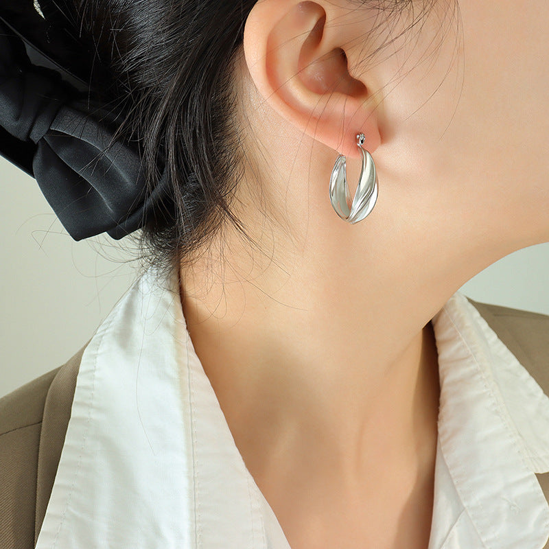 Golden Twisted C-Shaped Earrings with Personalized Feminine Touch