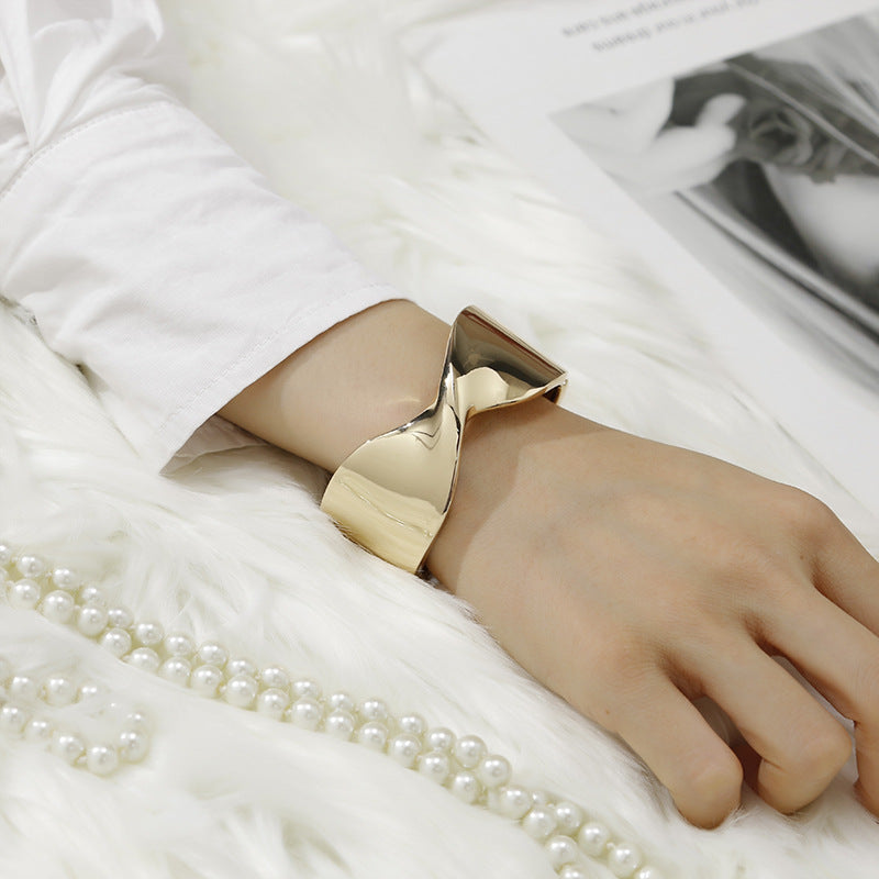 Golden Glamour Women's Bracelet with Unique European Flair and Bold Modern Design