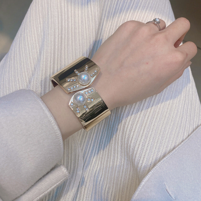 Exaggerated Wide Edge Pearl Bracelet with Metal Zinc Alloy Opening - Vienna Verve Collection
