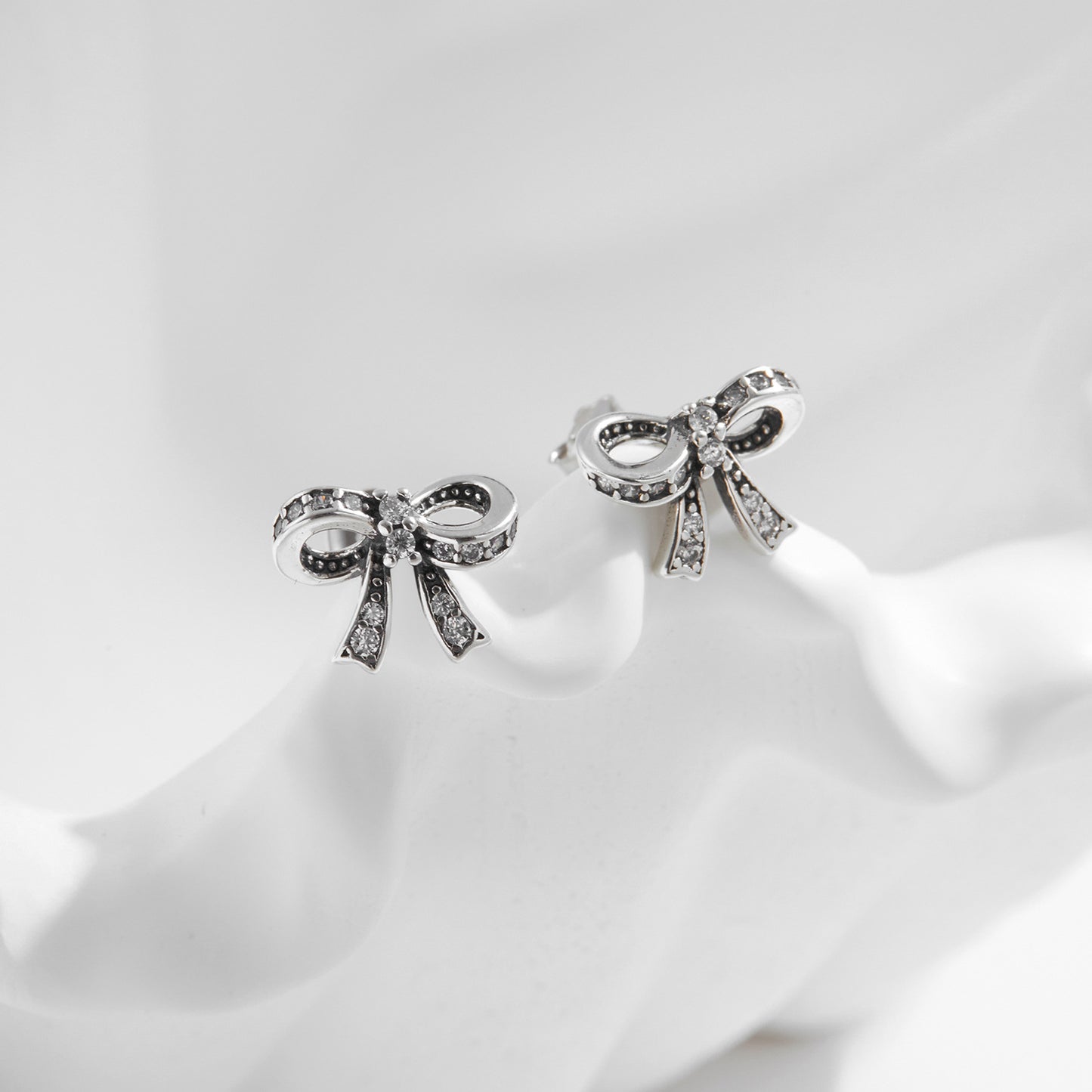 Planderful Everyday Genie Earrings – Exquisite Old Craftsmanship with Shiny Zircon Bow Design