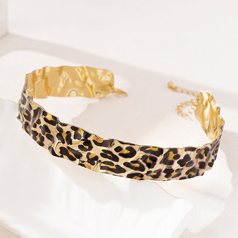 Planderful Vienna Verve Necklace – Trendy Metal Leopard Print Design