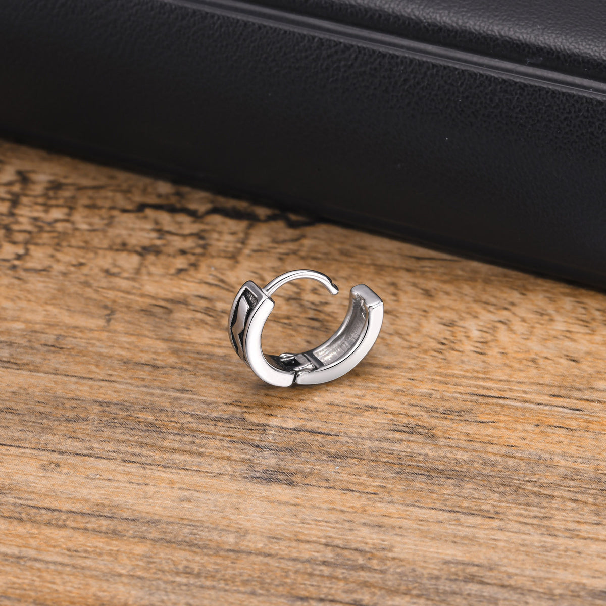 Silver-Tone Black Zigzag Huggie Earring — Single