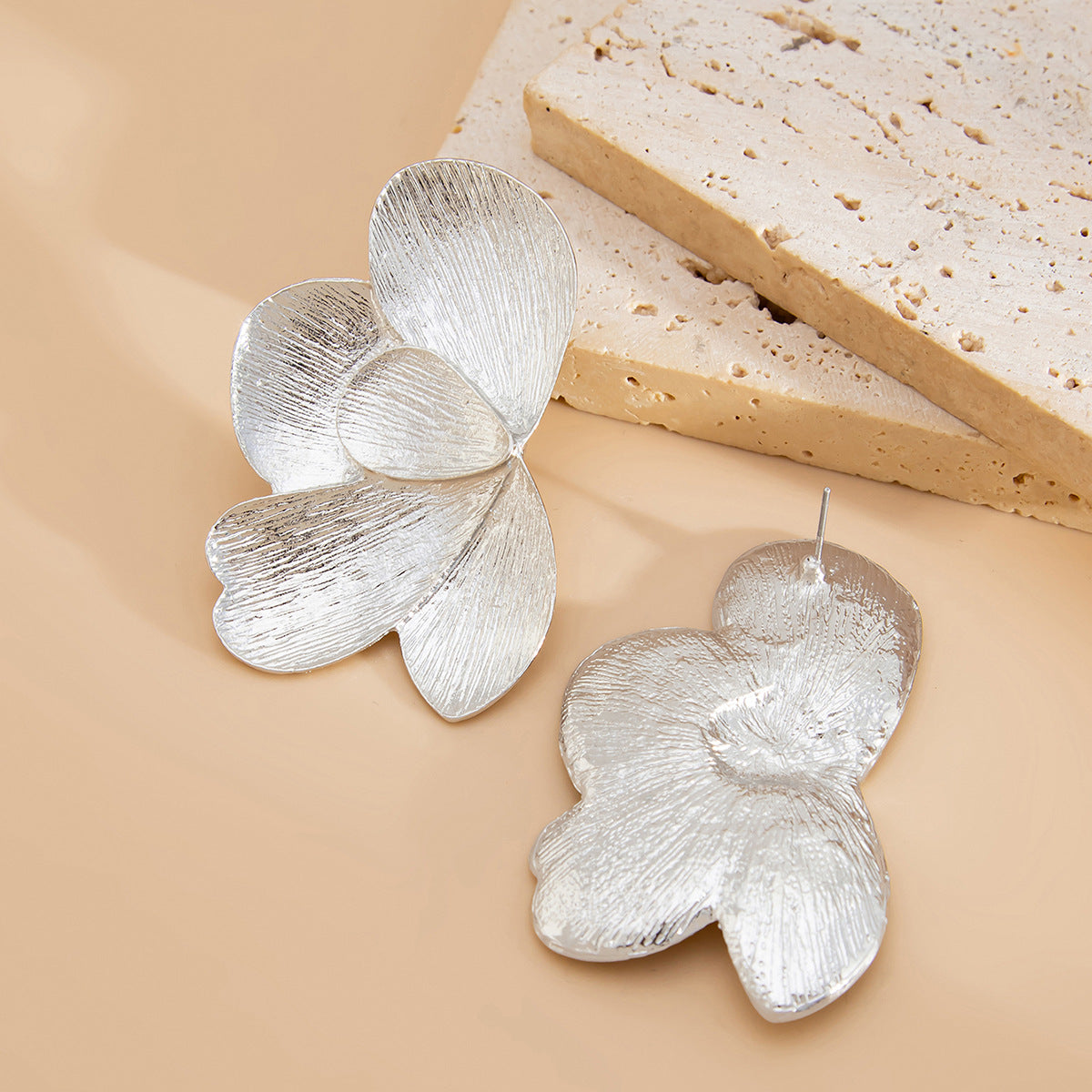Planderful Vienna Verve Earrings – Retro Leaf Design