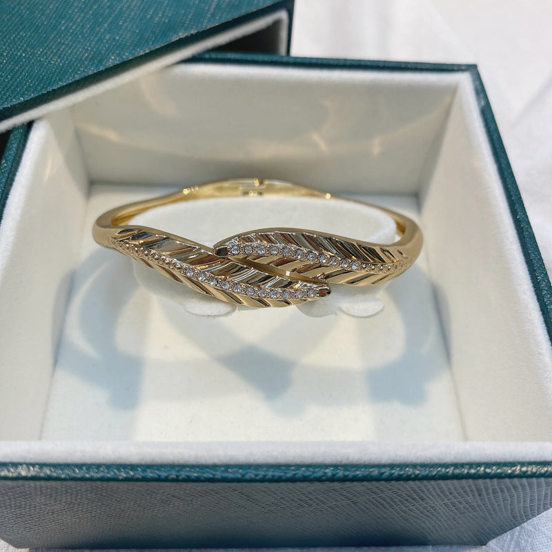 Glamorous Korean Leaf Gold Bracelet with Elegant Craftsmanship
