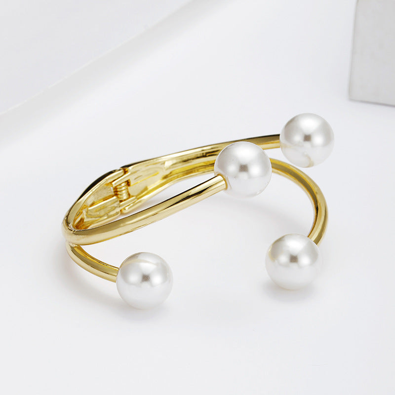 Chic Irregular Pearl and Gold-Plated Alloy Bracelet for Fashionistas