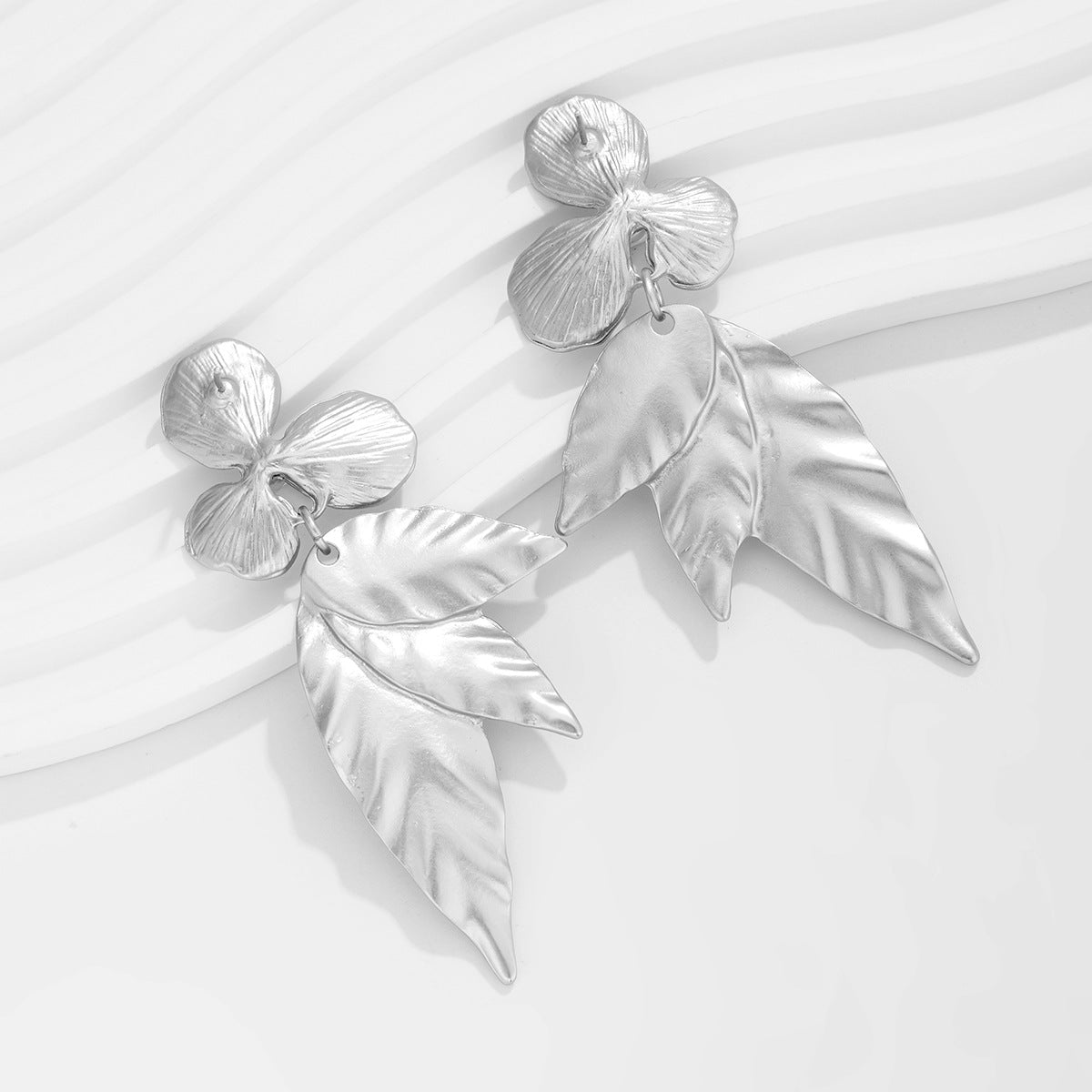 Planderful Vienna Verve Ginkgo Leaf Stud Earrings – Elegant Metal Texture with Imitation Pearl Accents
